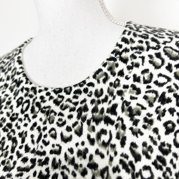 Hannah White Animal Leopard Cheetah Print Round Neck Sweater Women's Medium - Picture 10 of 10